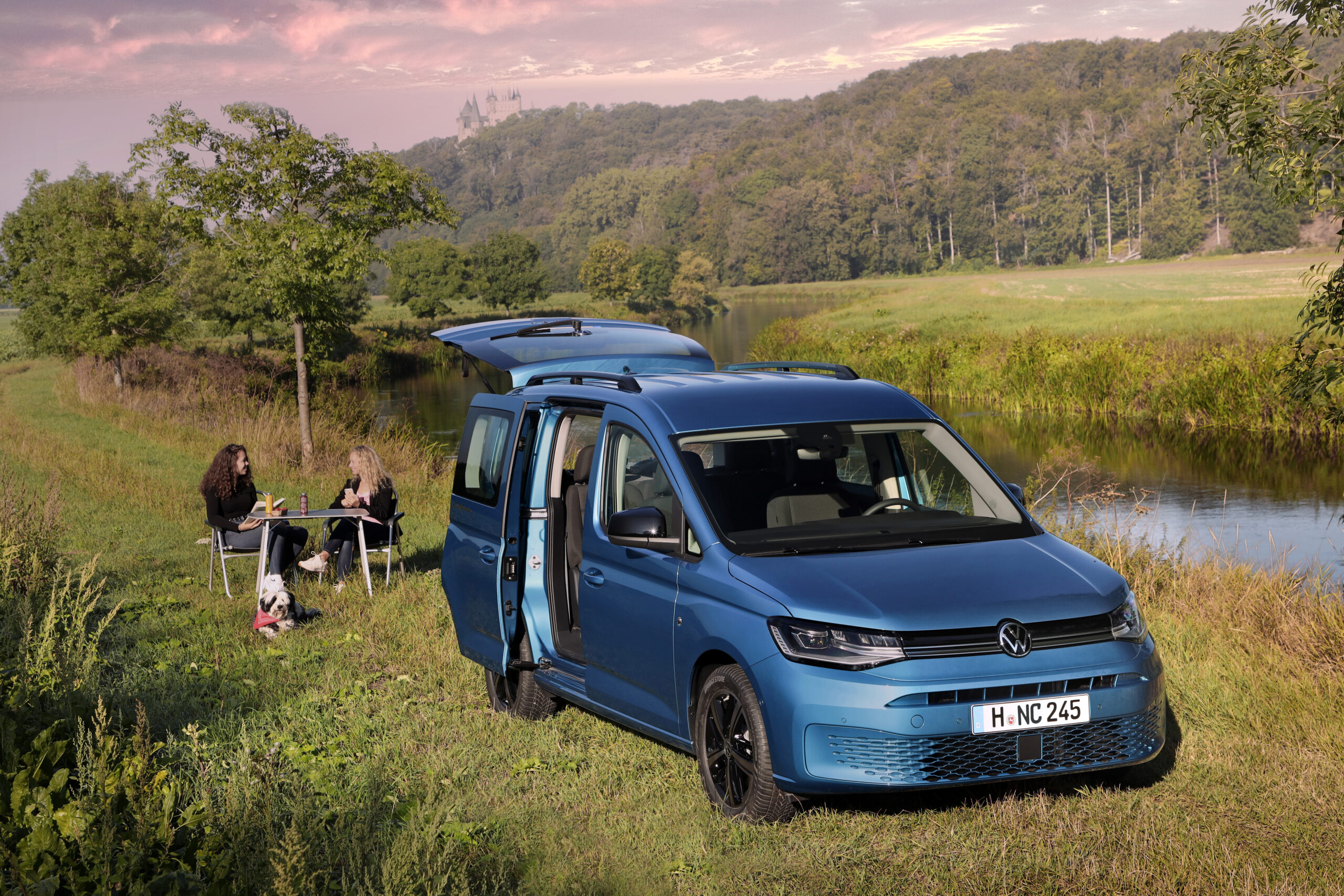 Première mondiale : nouveau Caddy avec kitchenette coulissante, toit  ouvrant panoramique et plus d'espace pour les longs trajets - Volkswagen